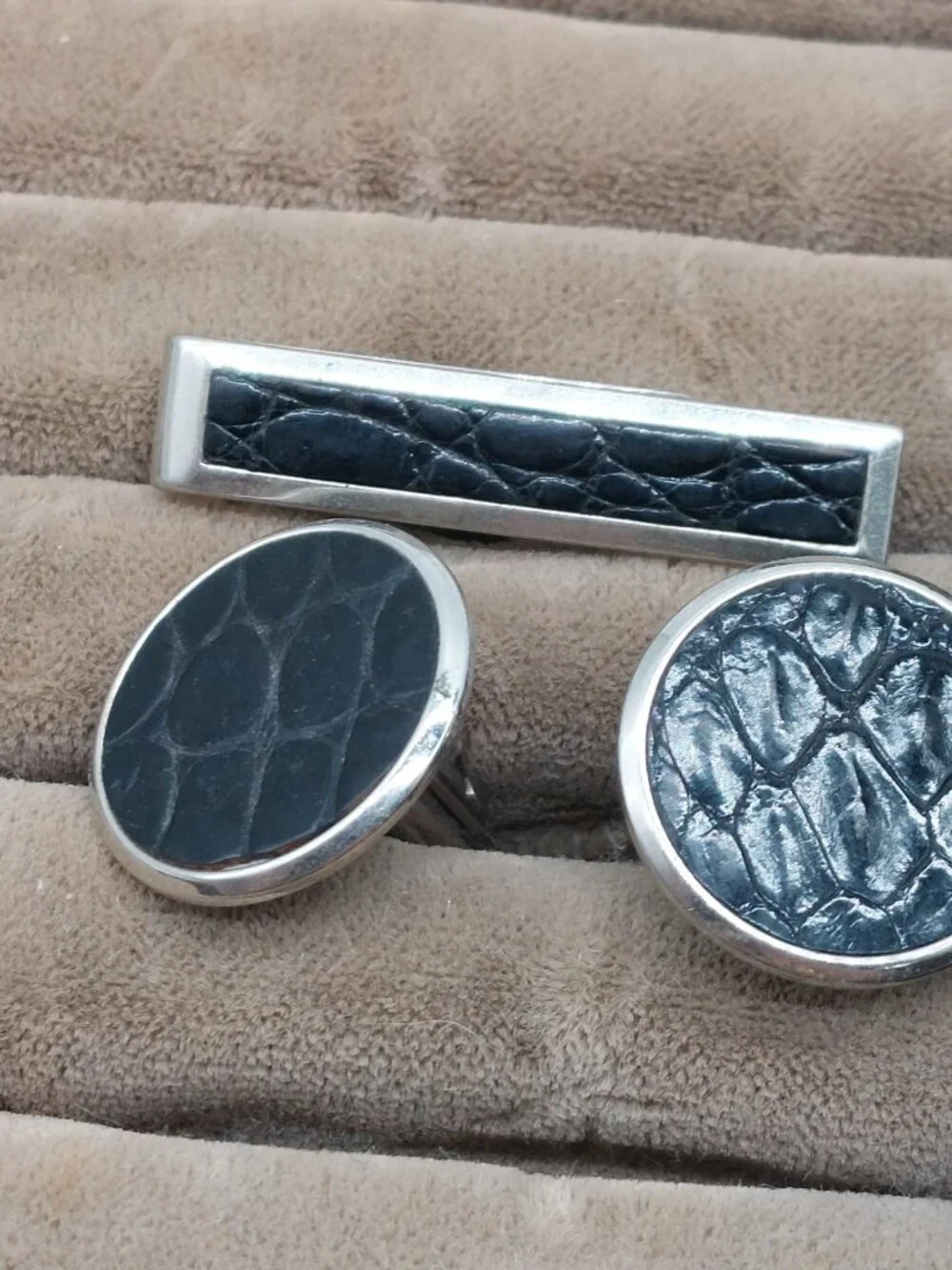 Swank Leather Silver Tone Tie Clip And Cufflinks